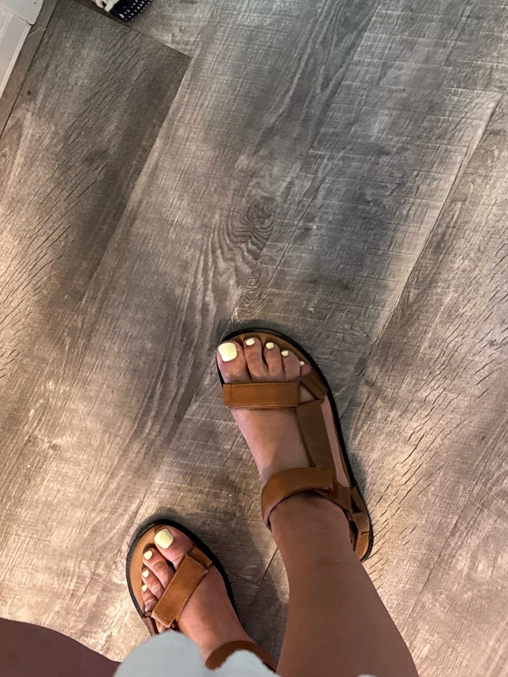 VINCE Sporty Tan Brown Carmel Leather Strap Sandals - Picture 5 of 5